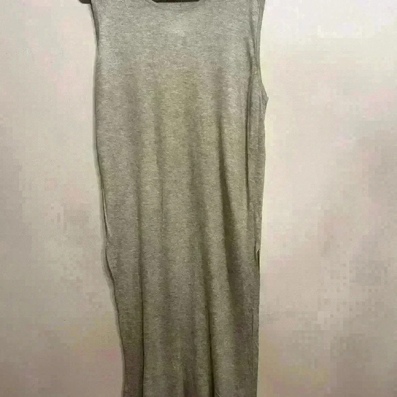 Long side  slit top - Picture 2 of 5